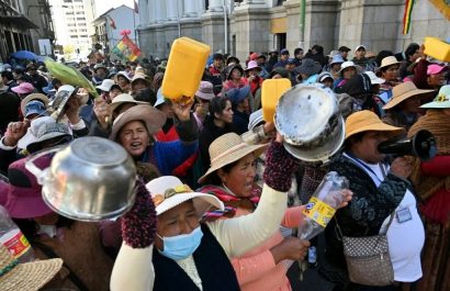 Bloqueos en Bolivia escalan con violencia y pérdidas millonarias