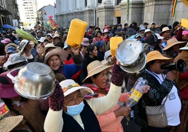 Bloqueos en Bolivia escalan con violencia y pérdidas millonarias