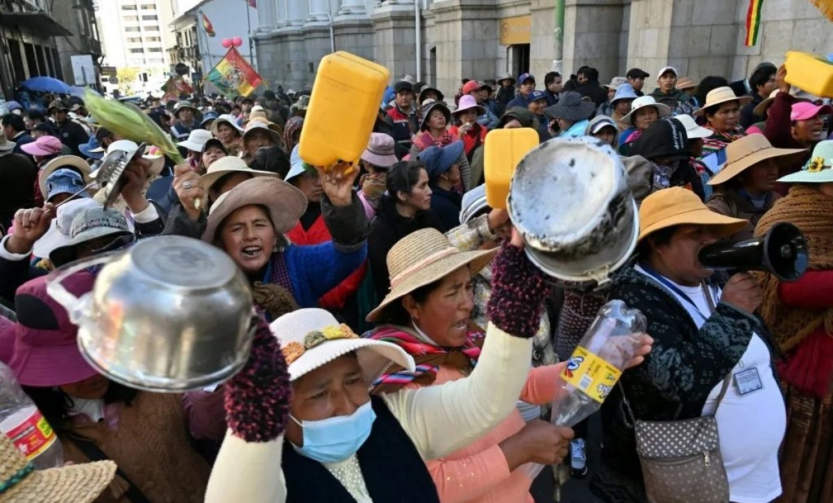 Bloqueos en Bolivia escalan con violencia y pérdidas millonarias