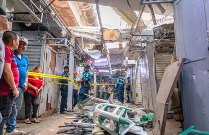 Al menos seis módulos comerciales de La Bahía sufrieron daños por la detonación de un artefacto explosivo.