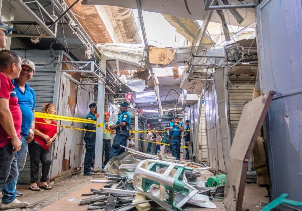 Al menos seis módulos comerciales de La Bahía sufrieron daños por la detonación de un artefacto explosivo.