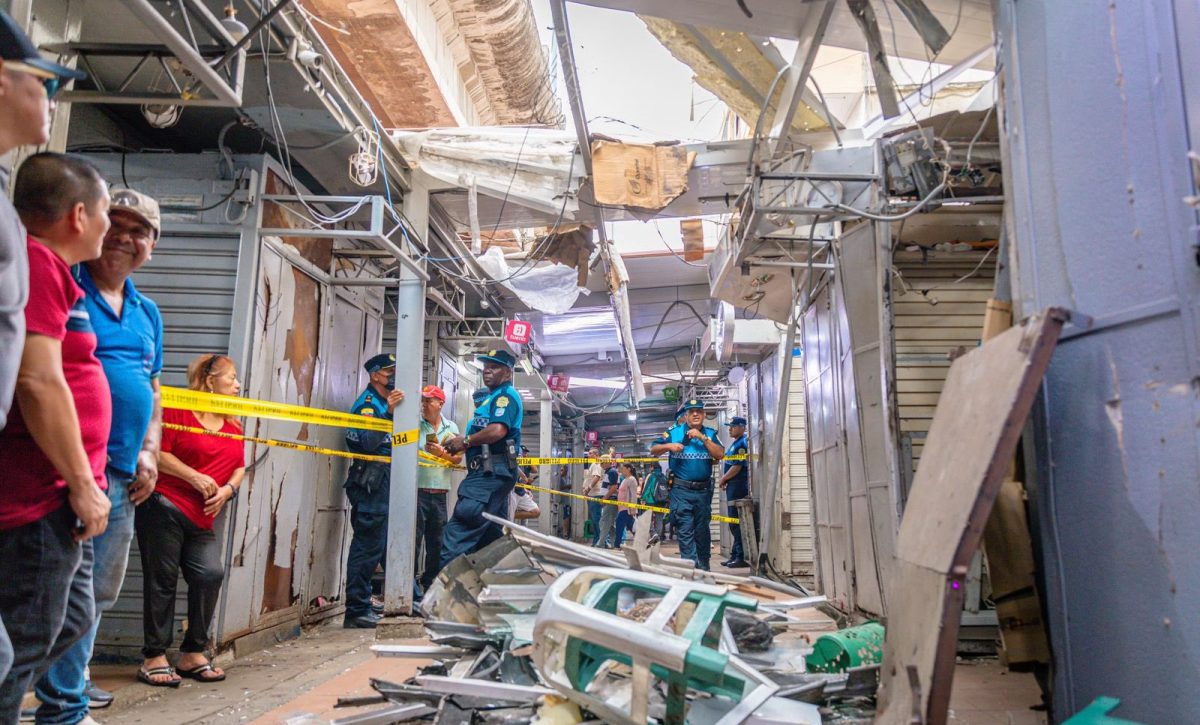 Al menos seis módulos comerciales de La Bahía sufrieron daños por la detonación de un artefacto explosivo.