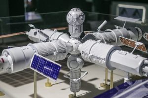 Rusia planea para el año 2030 la transición a su propia estación orbital, que será la primera plataforma de drones del mundo equipada con robots.