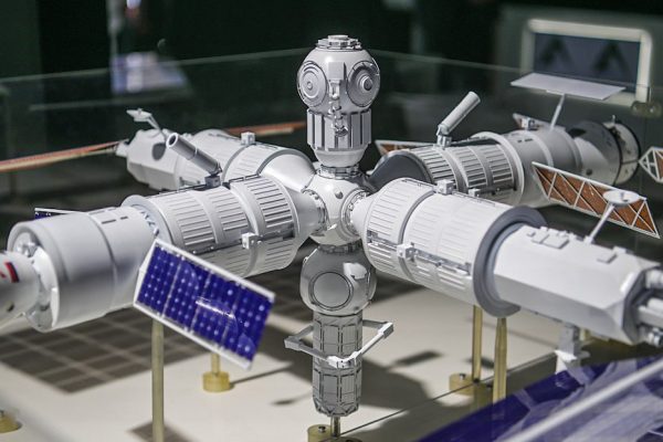 Rusia planea para el año 2030 la transición a su propia estación orbital, que será la primera plataforma de drones del mundo equipada con robots.