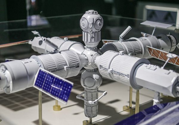 Rusia planea para el año 2030 la transición a su propia estación orbital, que será la primera plataforma de drones del mundo equipada con robots.