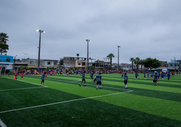 En Unión de Bananeros, las familias se reúnen los fines de semana para torneos en esta cancha de Guayaquil.