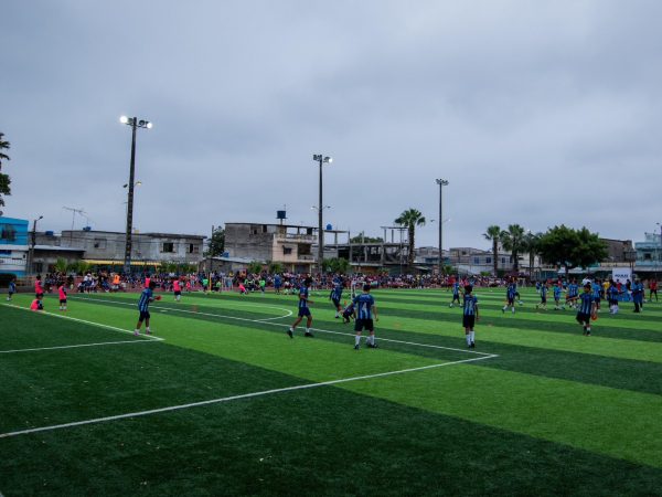 En Unión de Bananeros, las familias se reúnen los fines de semana para torneos en esta cancha de Guayaquil.