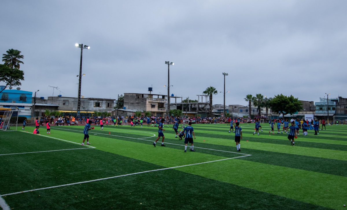 En Unión de Bananeros, las familias se reúnen los fines de semana para torneos en esta cancha de Guayaquil.