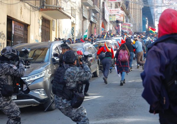 Protestas y desabastecimiento paralizan Bolivia a meses de las elecciones.