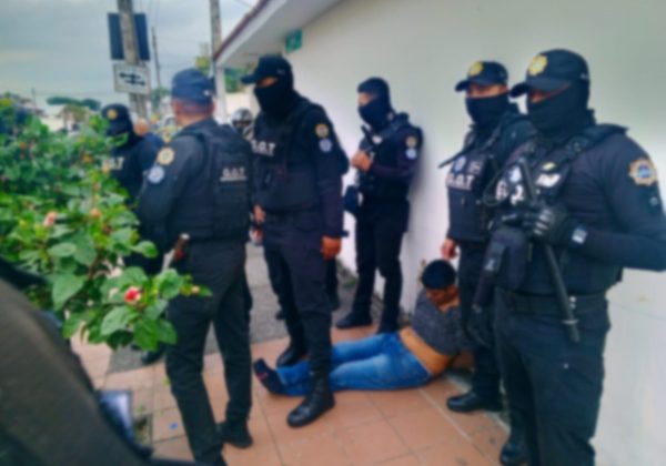 El Grupo de Apoyo a la Seguridad de Segura EP, junto a ciudadanos, aprehendió a un sospechoso en Guayaquil.