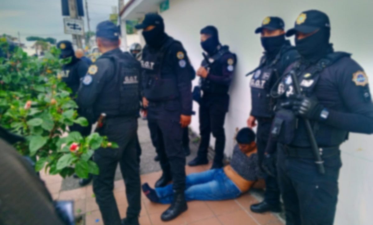 El Grupo de Apoyo a la Seguridad de Segura EP, junto a ciudadanos, aprehendió a un sospechoso en Guayaquil.
