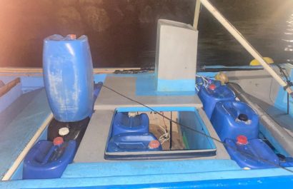 El combustible decomisado durante el operativo de la Armada.