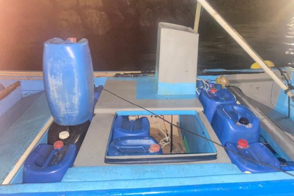 El combustible decomisado durante el operativo de la Armada.