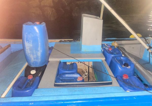 El combustible decomisado durante el operativo de la Armada.