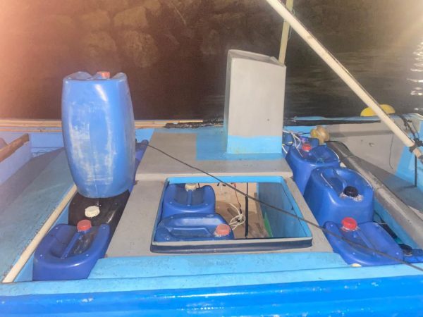 El combustible decomisado durante el operativo de la Armada.
