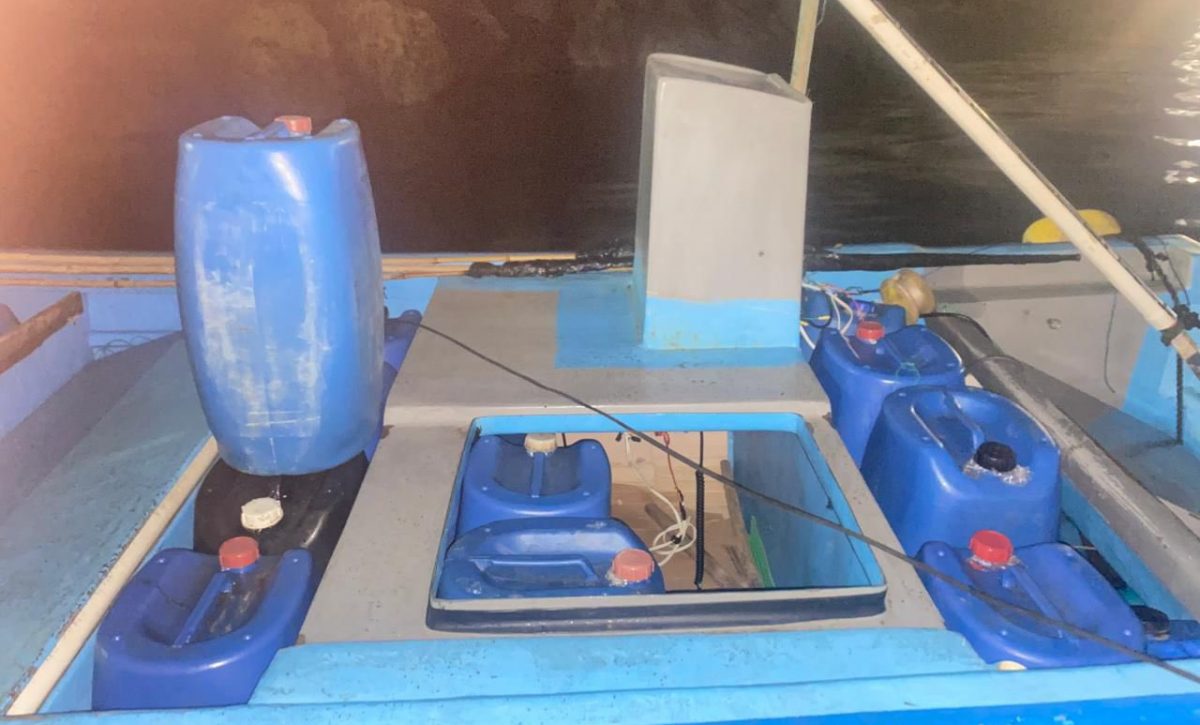 El combustible decomisado durante el operativo de la Armada.