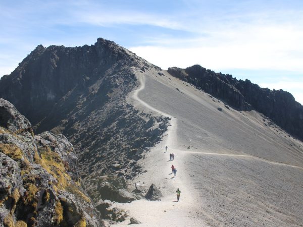 Guagua Pichincha: se mantiene la prohibición de ingreso al cráter por actividad volcánica
