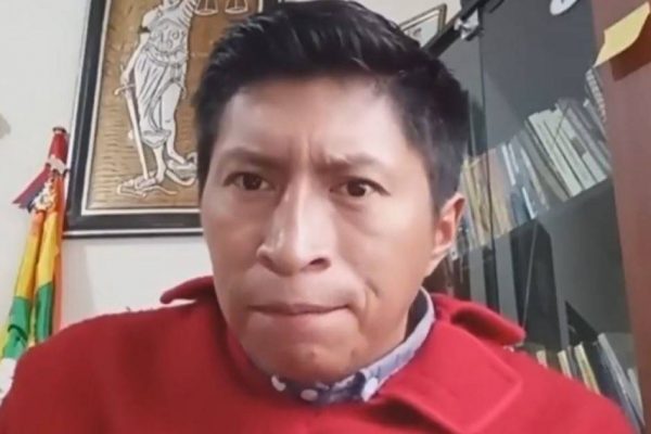 Guamán vs. Iza La batalla por la presidencia de la Conaie