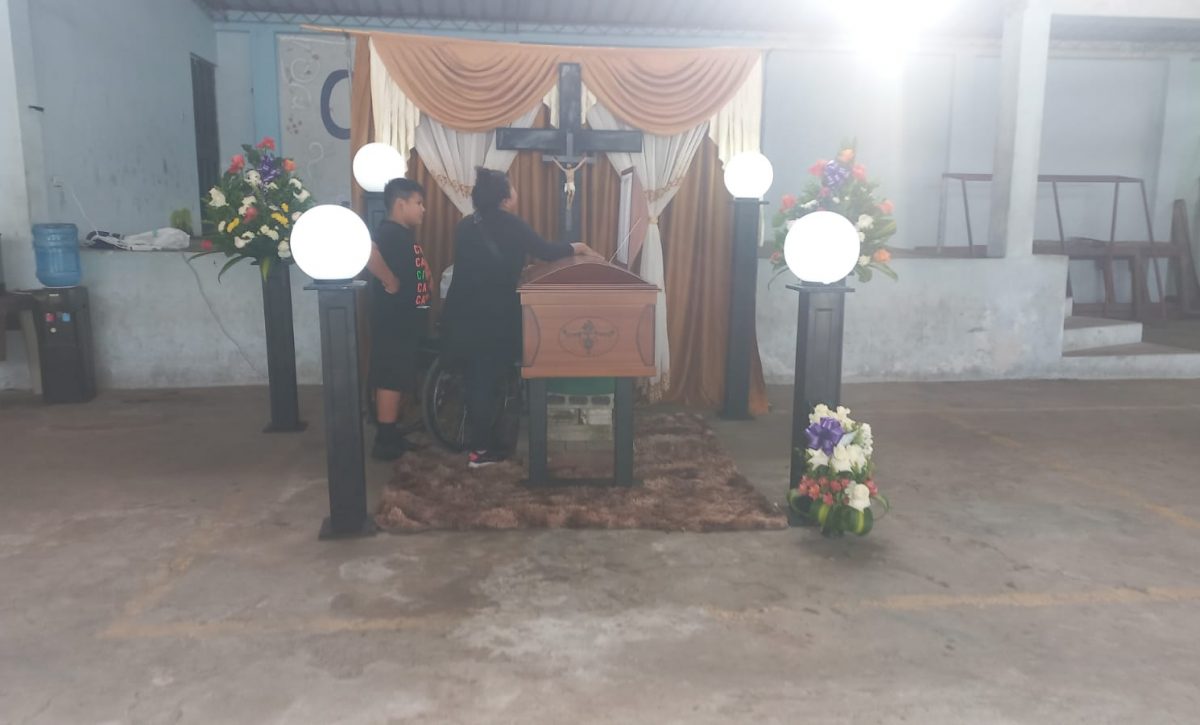 Guardia es asesinado en un local de comida al finalizar su turno en Santo Domingo