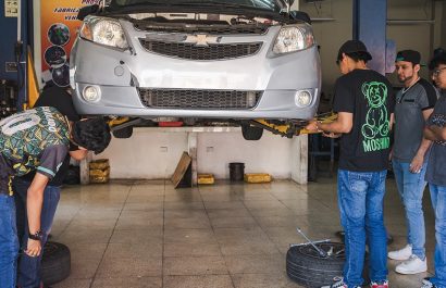 50 mujeres recibieron este año el curso de mecánica básica que dicta el Centro Municipal de Artes y Oficios Huancavilca del Municipio de Guayaquil.
