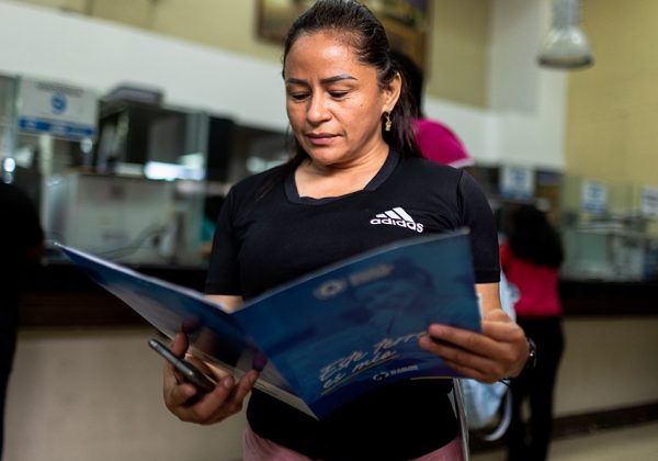 La Dirección de Terrenos del Municipio de Guayaquil entregó títulos de propiedad a 450 familias.