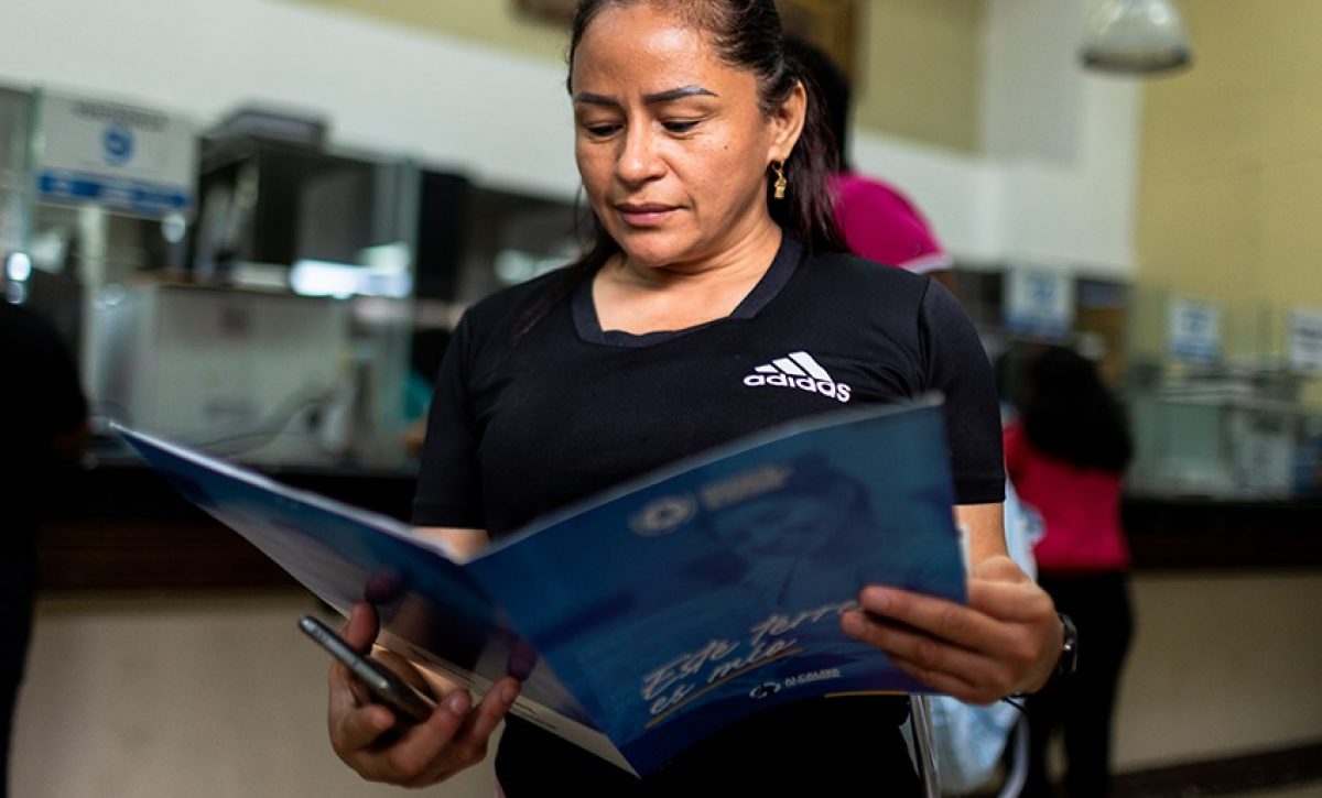 La Dirección de Terrenos del Municipio de Guayaquil entregó títulos de propiedad a 450 familias.