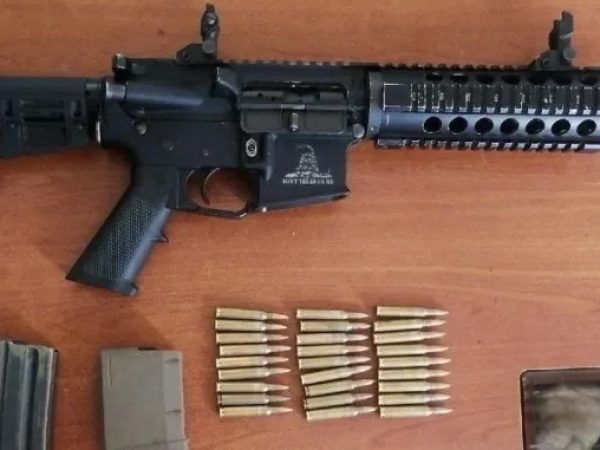 Una pareja fue detenida en Bastión Popular de Guayaquil con un fusil, municiones y otros indicios. La Fiscalía los procesa por tráfico de armas.