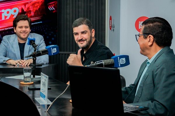 El alcalde de Guayaquil Aquiles Alvarez abordó temas como contratación pública, eutanasias en Proanimal, agua potable y fundaciones.