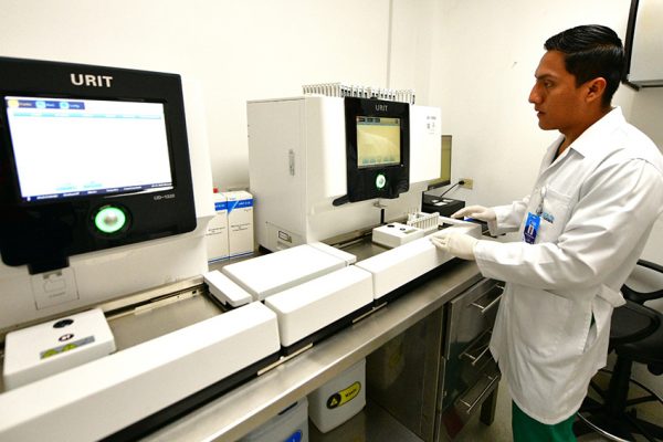 Guayaquil habilita seis laboratorios municipales con servicios gratuitos, gracias a una inversión pública.
