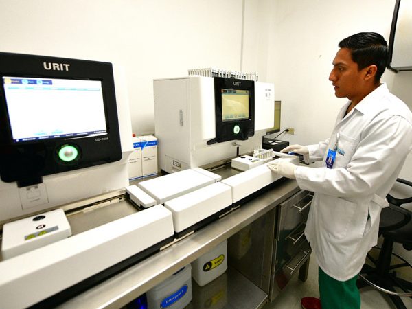 Guayaquil habilita seis laboratorios municipales con servicios gratuitos, gracias a una inversión pública.