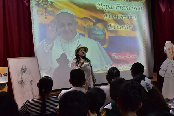 Más de 150 estudiantes participaron en el conversatorio Memorias del Papa Francisco en un evento que organizó el Municipio de Guayaquil.