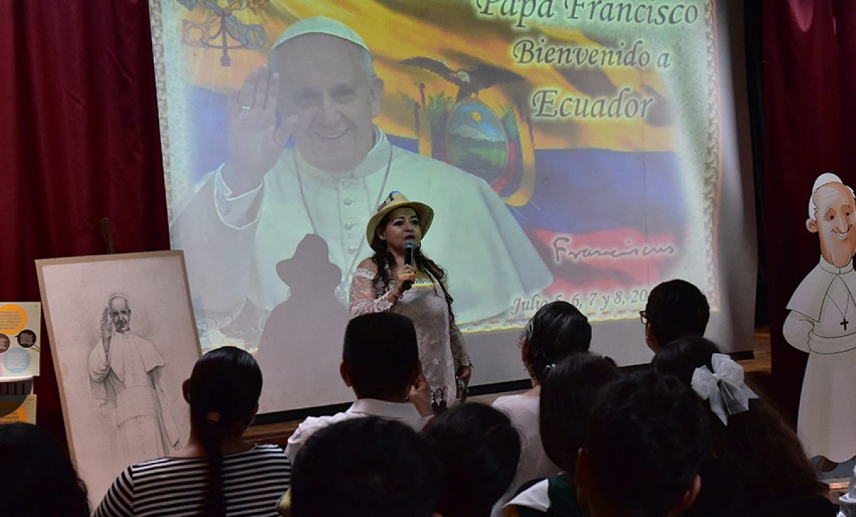 Más de 150 estudiantes participaron en el conversatorio Memorias del Papa Francisco en un evento que organizó el Municipio de Guayaquil.