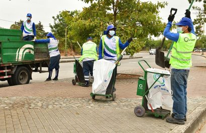 El Municipio de Guayaquil realiza limpieza y barrido tres veces por semana en áreas clave, recolectando toneladas de desechos.