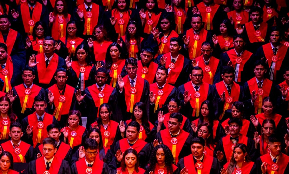 240 jóvenes guayaquileños culminaron estudios técnicos gracias a un programa municipal que impulsa carreras técnicas.