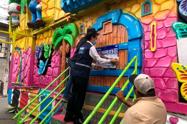 Autoridades municipales clausuraron tres parques de juegos mecánicos en Guayaquil que operaban sin permisos.
