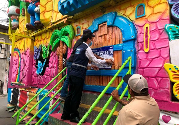 Autoridades municipales clausuraron tres parques de juegos mecánicos en Guayaquil que operaban sin permisos.