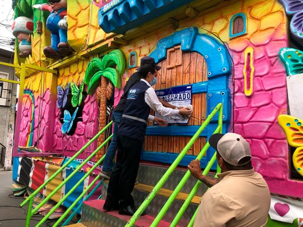 Autoridades municipales clausuraron tres parques de juegos mecánicos en Guayaquil que operaban sin permisos.