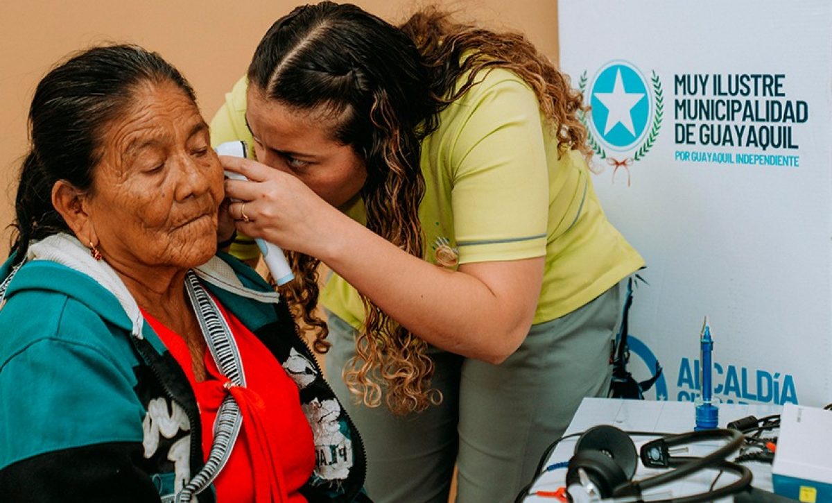 El Municipio de Guayaquil entrega 472 audífonos a más de 350 personas con discapacidad auditiva en Isla Puná.