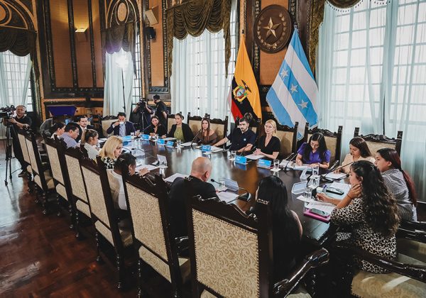 El traspaso de competencias a Parques EP busca mejorar la eficiencia en el mantenimiento de espacios públicos en Guayaquil.