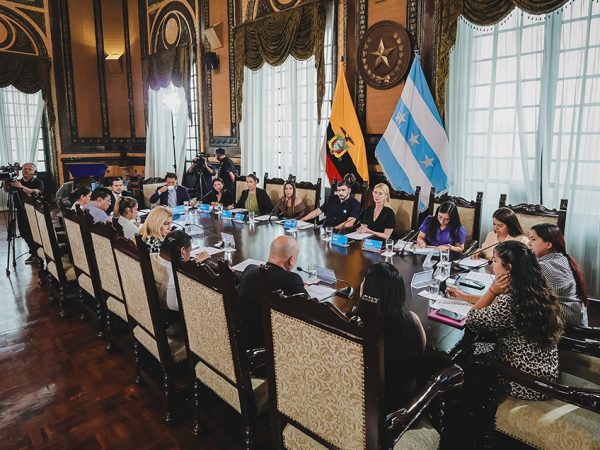 El traspaso de competencias a Parques EP busca mejorar la eficiencia en el mantenimiento de espacios públicos en Guayaquil.