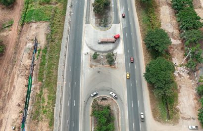 El Municipio de Guayaquil finalizó la reconstrucción del cuarto retorno en la Vía a la Costa y mejora circulación de vehículos pesados.