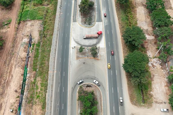 El Municipio de Guayaquil finalizó la reconstrucción del cuarto retorno en la Vía a la Costa y mejora circulación de vehículos pesados.