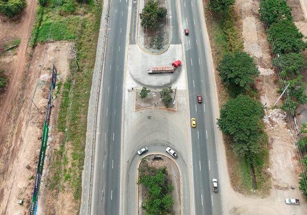 El Municipio de Guayaquil finalizó la reconstrucción del cuarto retorno en la Vía a la Costa y mejora circulación de vehículos pesados.