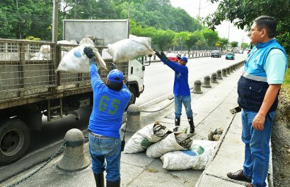 Guayaquil enfrenta una tarea diaria: limpiar el Estero Salado. Toneladas de basura amenazan su equilibrio natural.