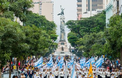Más de 15.000 estudiantes participaron este sábado en un desfile cívico en el centro de Guayaquil por el aniversario 490 de fundación.