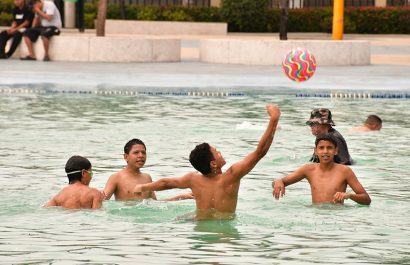 Miles de familias guayaquileñas aprovecharon el sol y el acceso gratuito a las piscinas municipales para disfrutar actividades recreativas.
