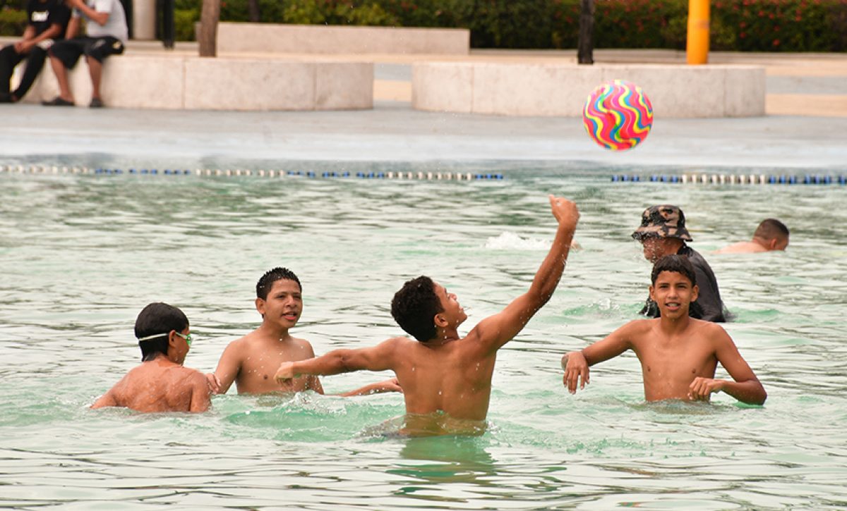 Miles de familias guayaquileñas aprovecharon el sol y el acceso gratuito a las piscinas municipales para disfrutar actividades recreativas.