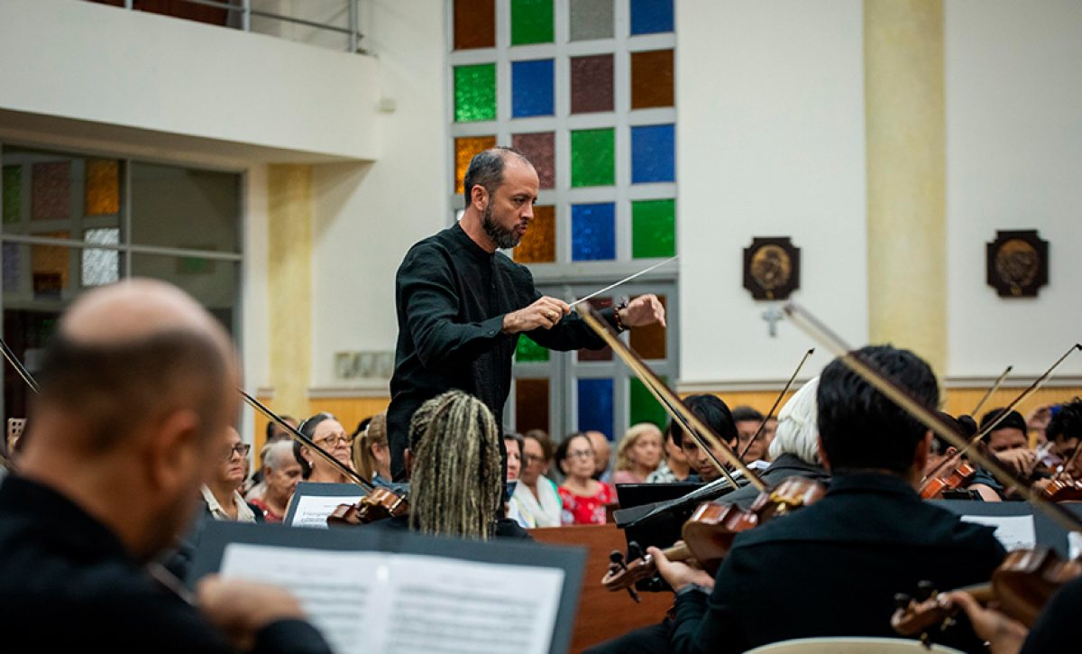 La Orquesta Filarmónica Municipal ofreció un recital gratuito en Guayaquil con obras de Beethoven, acercando la música clásica.