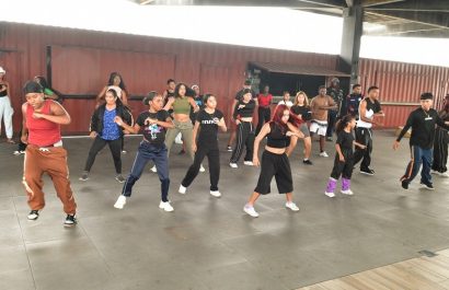 Cada fin de semana, jóvenes de barrios populares de Guayaquil practican danza afro en Guayarte, alejándose de entornos violentos.