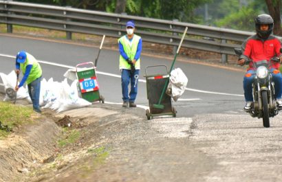 Durante tres días, un operativo especial en Guayaquil limpió vías principales, recolectó residuos y lavó espacios públicos.